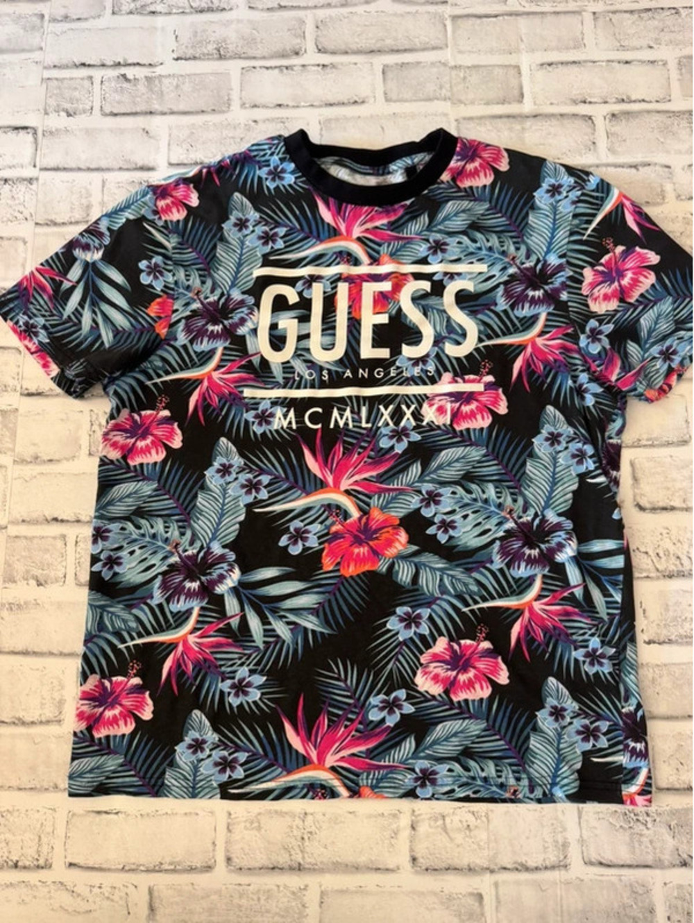 Men’s Guess black tropical flower print size Medium